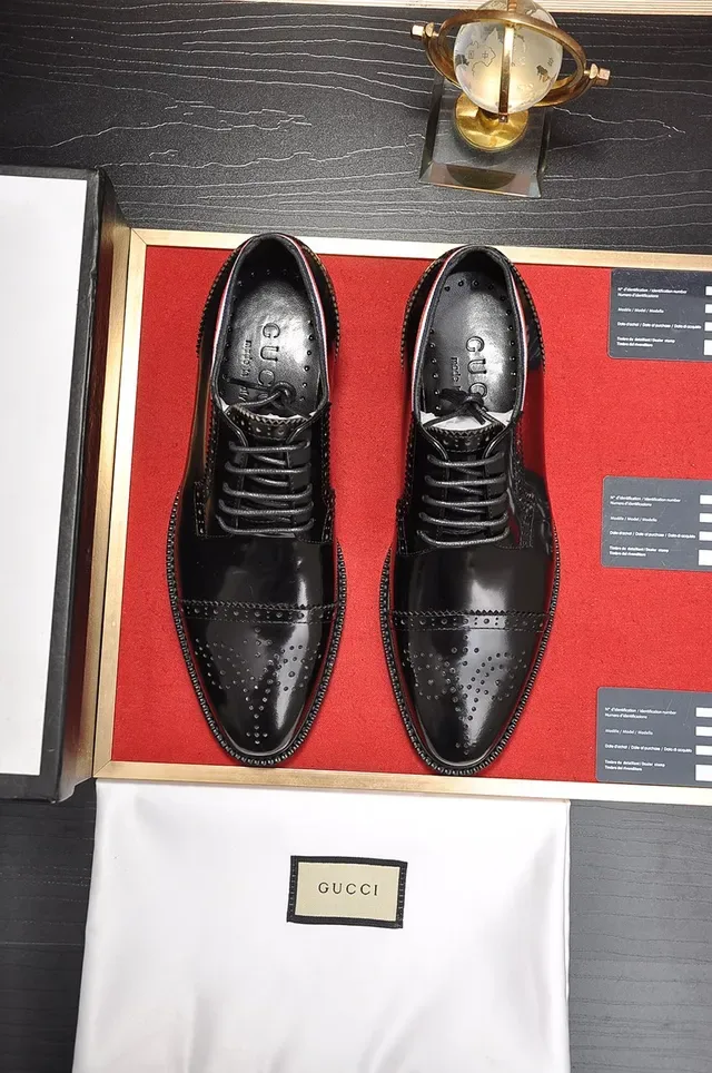 Brogue en cuir noir et rouge brillant avec cap-toe 5
