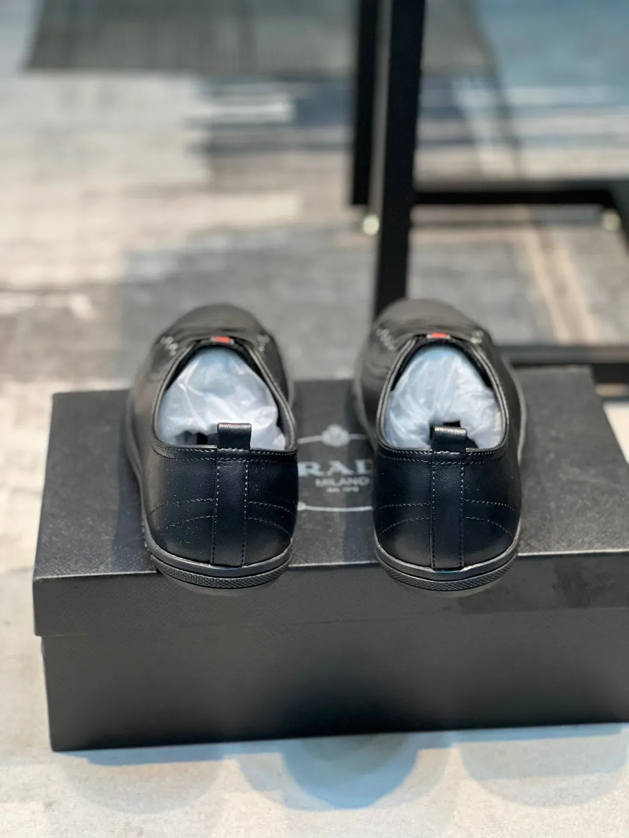 Black Red Low-Top Leather-Like Upper Sneakers 2