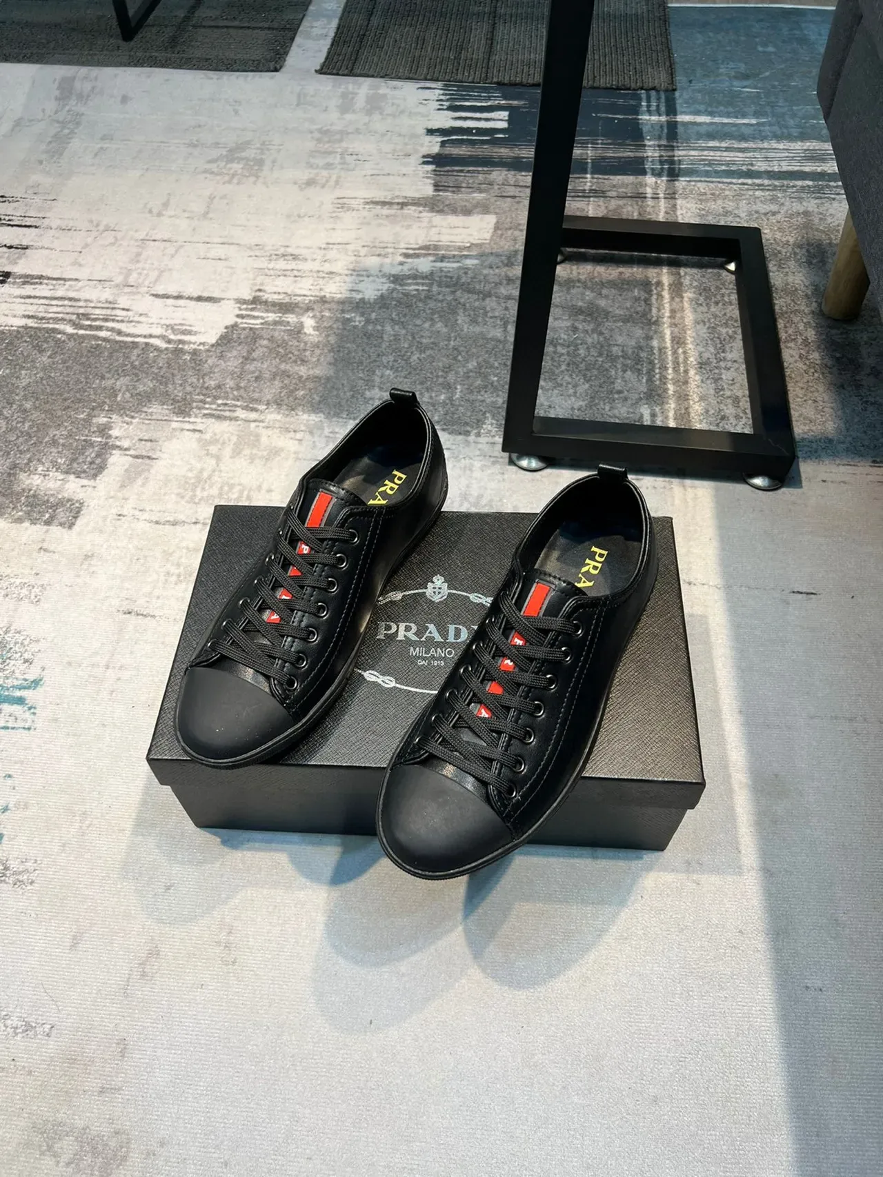 Black Red Low-Top Leather-Like Upper Sneakers 5