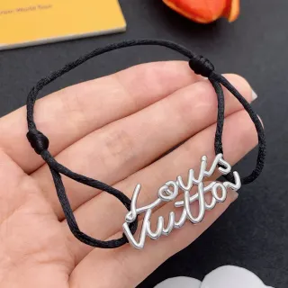 Pulsera de metal con encanto ajustable en cordón estilo script negro y plata