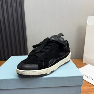 Zapatilla lifestyle negra de ante y cuero de bajo