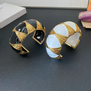 Pulseira preta e branca esmaltada tono dourado motivo tecido
