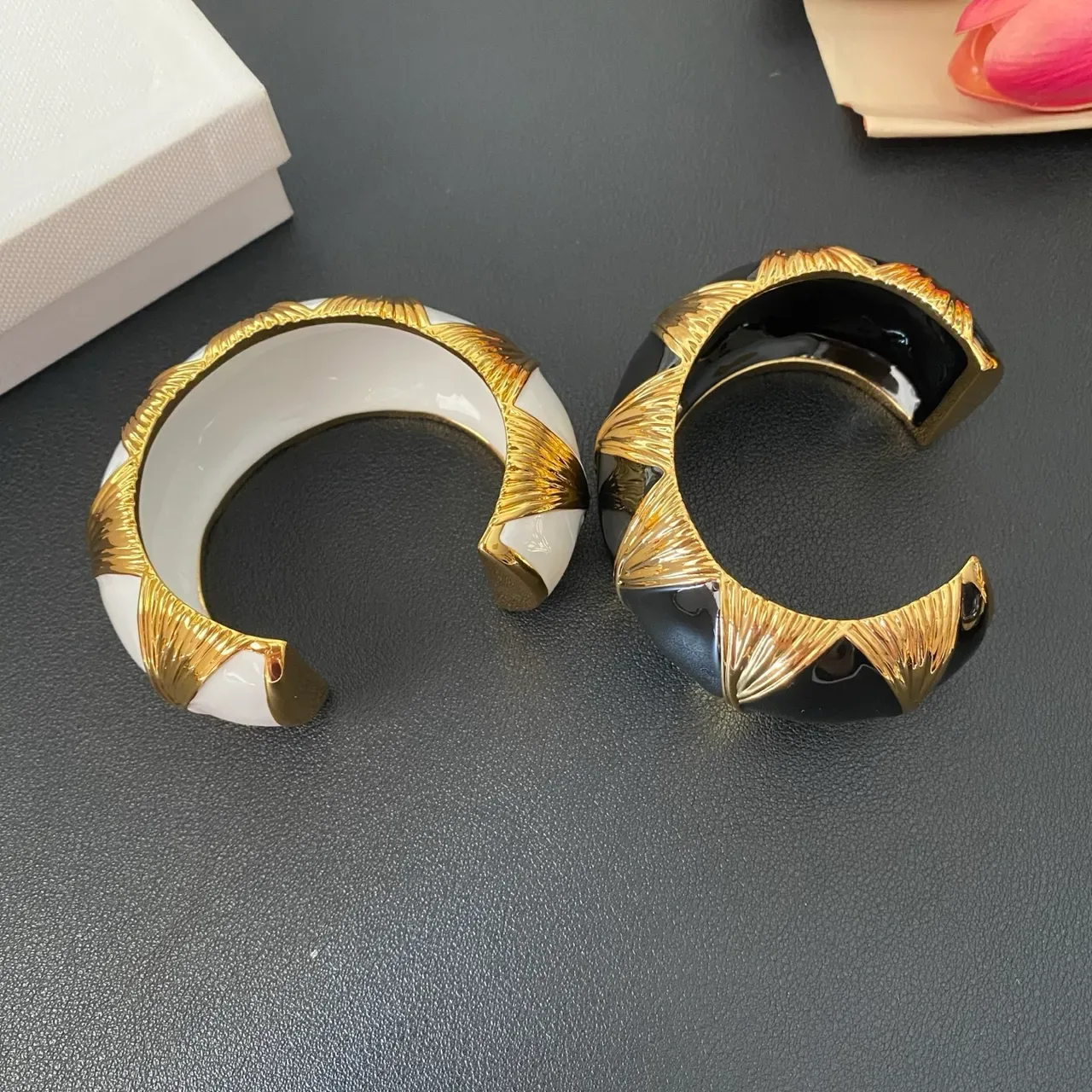 Black White Enamel-Coated Gold-Tone Woven Motif Bracelet 6