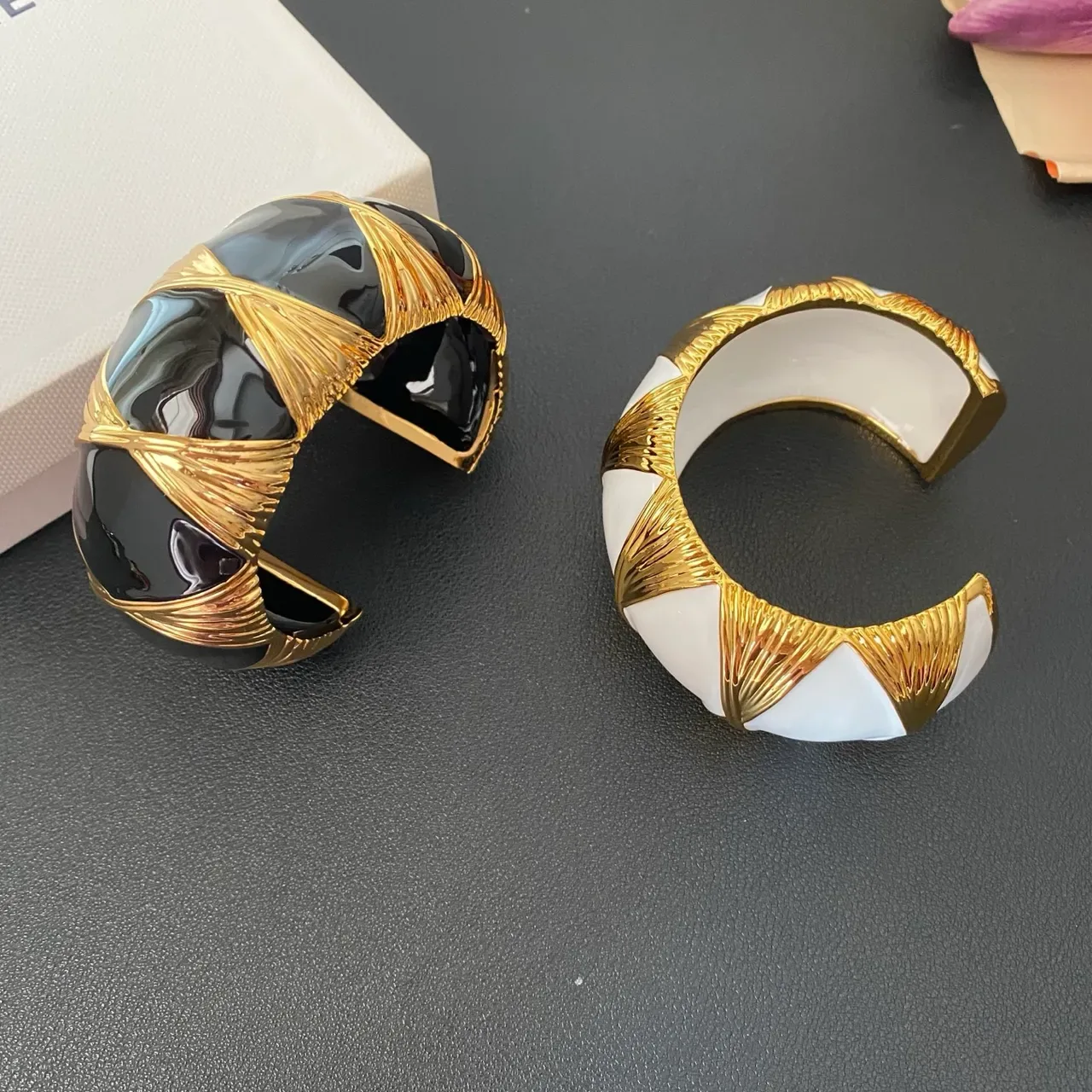 Black White Enamel-Coated Gold-Tone Woven Motif Bracelet 8