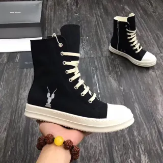 Tênis lifestyle preto e branco de cano alto com upper de canvas