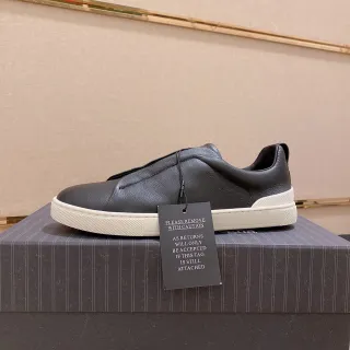 Tênis lifestyle preto e branco slip-on de couro superior