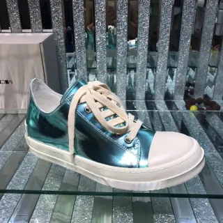 Tênis plataforma com sola azul bege metálico iridescente superior