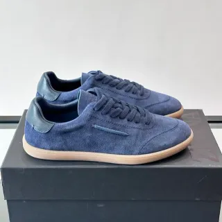 Tênis com upper de camurça azul bege, lingueta de couro no calcanhar