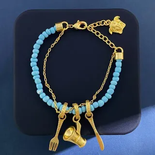 Pulsera azul y oro con cuentas y charms