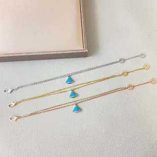 Bracelete de corrente Curb delgada com forma de leque com pingente esmaltado em azul e dourado