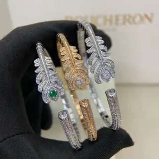 Boucheron Brazaletes Abiertos con Motivo de Pluma de Diamante y Esmeralda