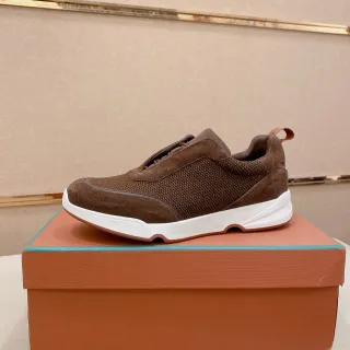 Zapatilla de deporte marrón de ante y malla de punto sin cordones slip-on