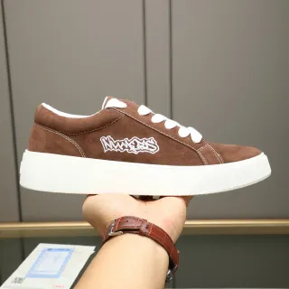 Tênis marrom e branco com upper de suede e sola de plataforma