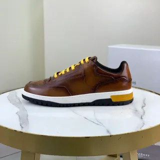 Sneakers lifestyle com upper de couro marrom e amarelo, cadarços contrastantes