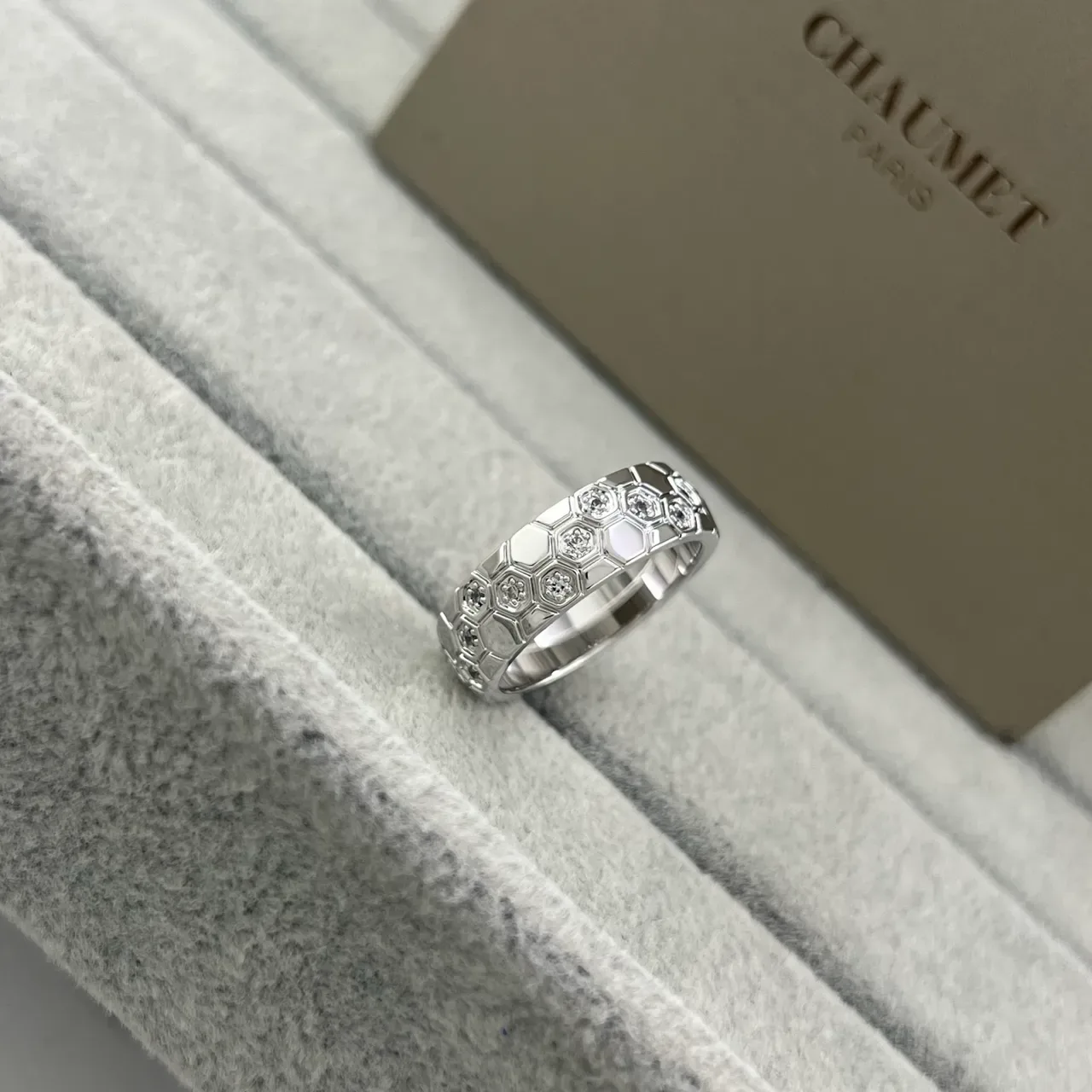 CHAUMET Gold Silver Honeycomb Motif Pavé-Set Diamonds Ring 3
