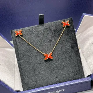 CHAUMET قلادة معلقة بشكل X باللون الأحمر المينا