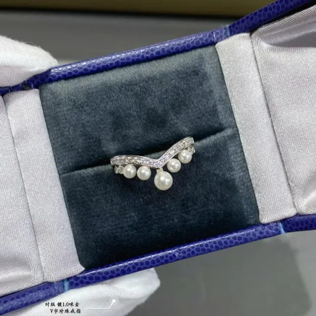 CHAUMET V-Shaped Diamond and Pearl Drop Ring 6