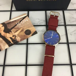 Daniel Wellington Icon नीला ग्रेडिएंट डायल बरगंडी नायलॉन पट्टी क्वार्ट्ज घड़ी