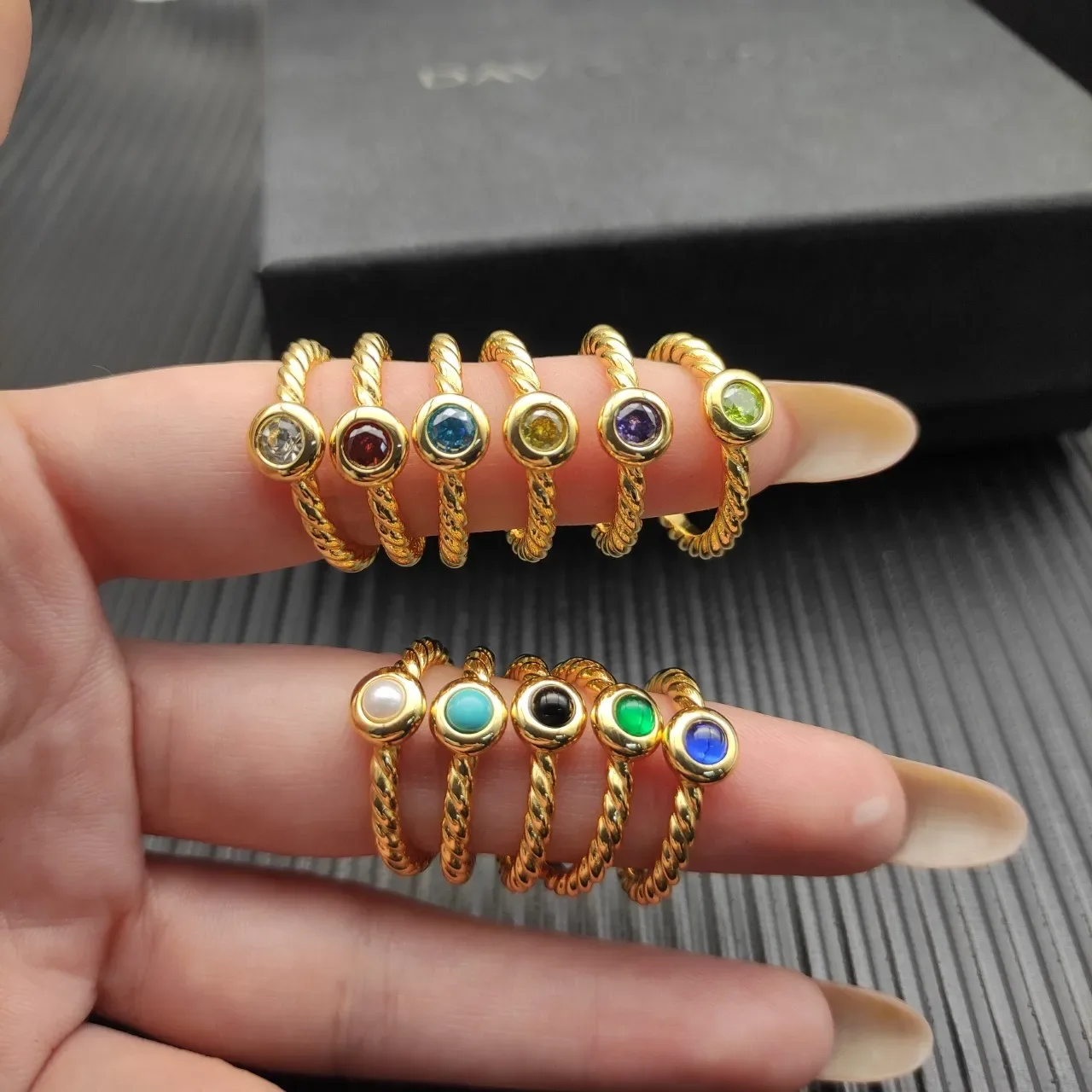 David Yurman Cable Classics خاتم حجر كابوشون حزام ملتوي ذهبي أسود 3