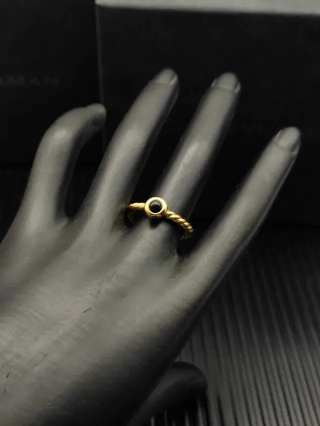 David Yurman Cable Classics خاتم حجر كابوشون حزام ملتوي ذهبي أسود 5