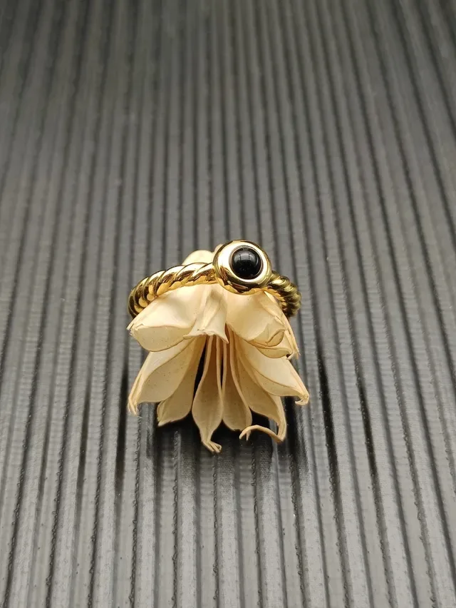 David Yurman Cable Classics خاتم حجر كابوشون حزام ملتوي ذهبي أسود 6