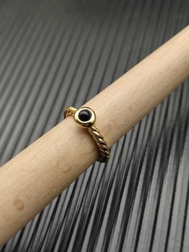 David Yurman Cable Classics خاتم حجر كابوشون حزام ملتوي ذهبي أسود 7