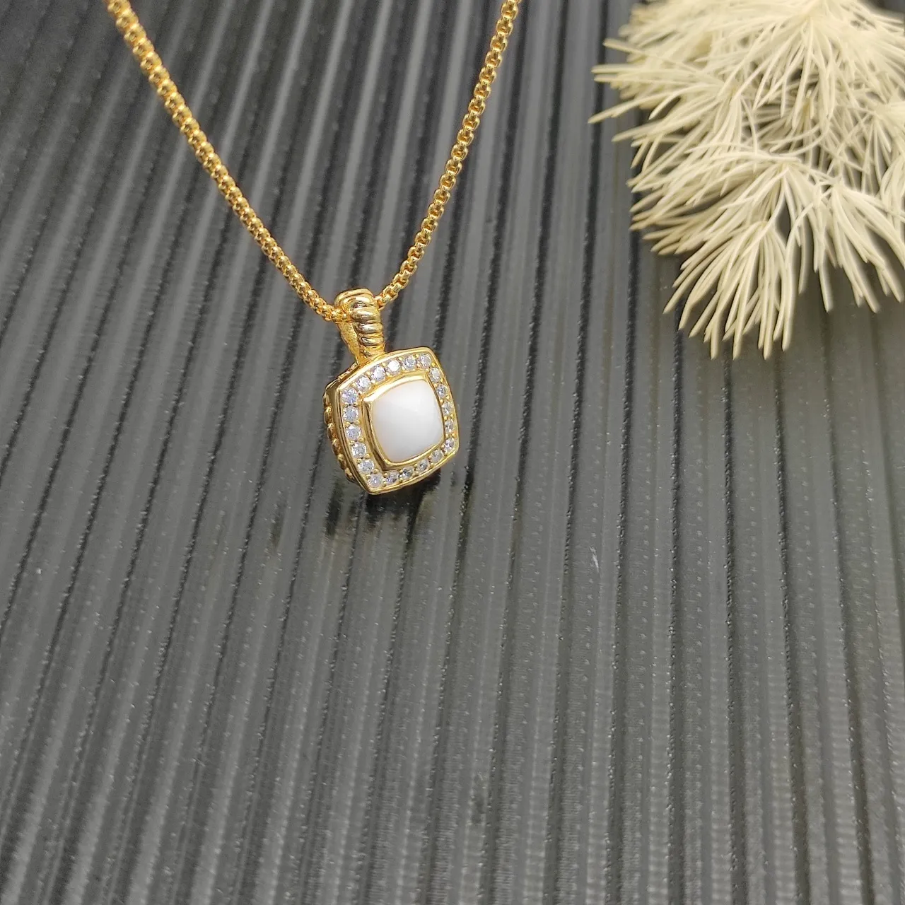 David Yurman 金白弯链方形抱枕坠子项链 6