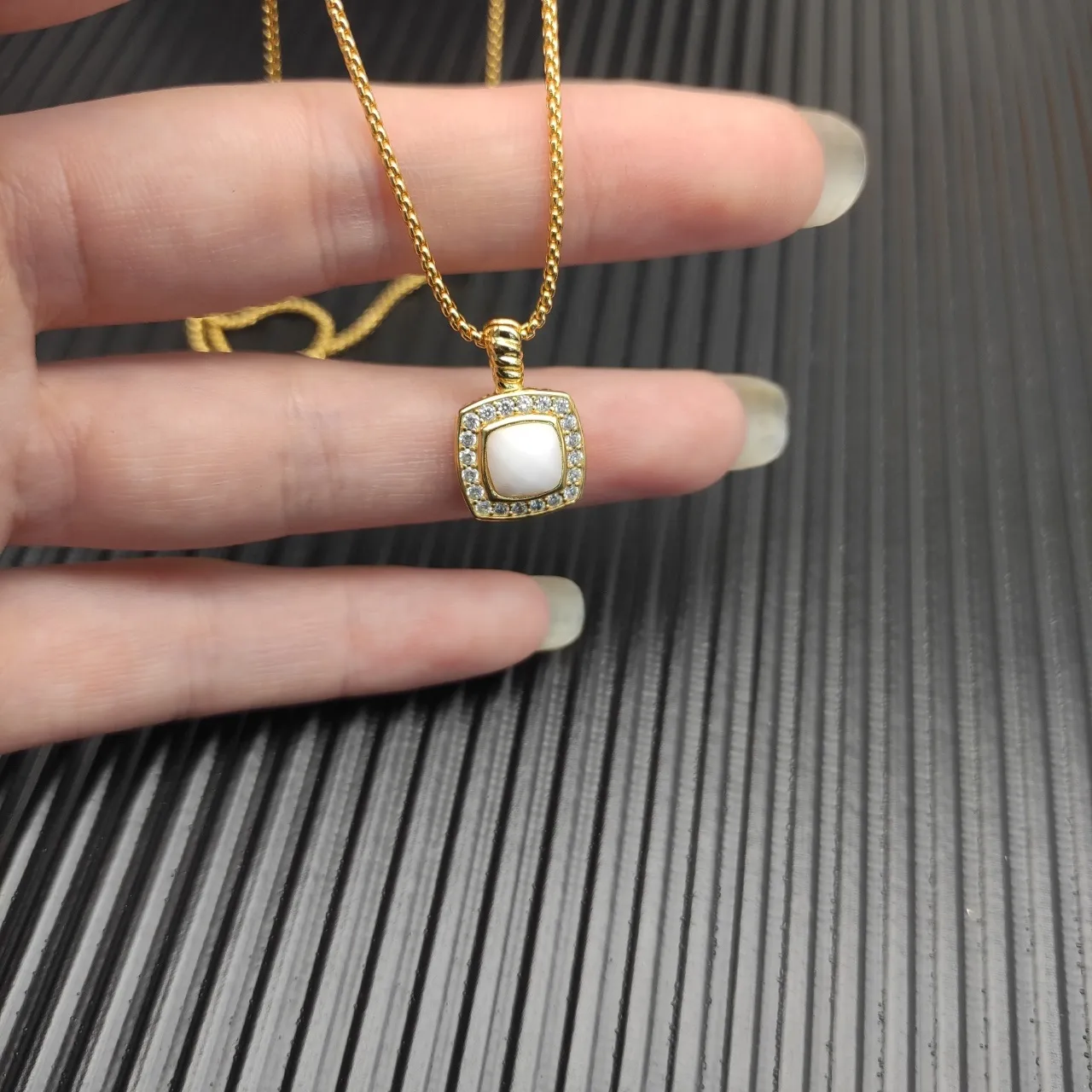 David Yurman 金白弯链方形抱枕坠子项链 7