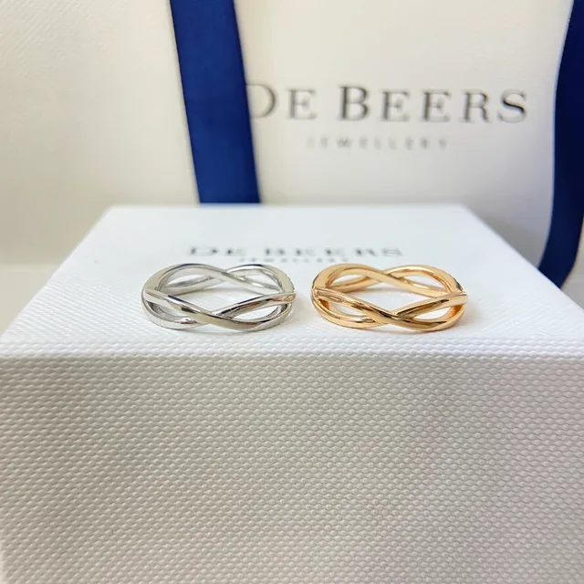 De Beers Infinity Gold Silver Knot Silhouette Pavé Diamond Channel Ring 2