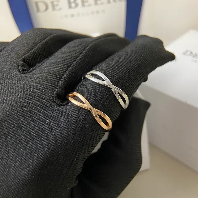 De Beers Infinity Gold Silver Knot Silhouette Pavé Diamond Channel Ring 6