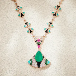 Collier pendentif motif éventail en gemmes et émail