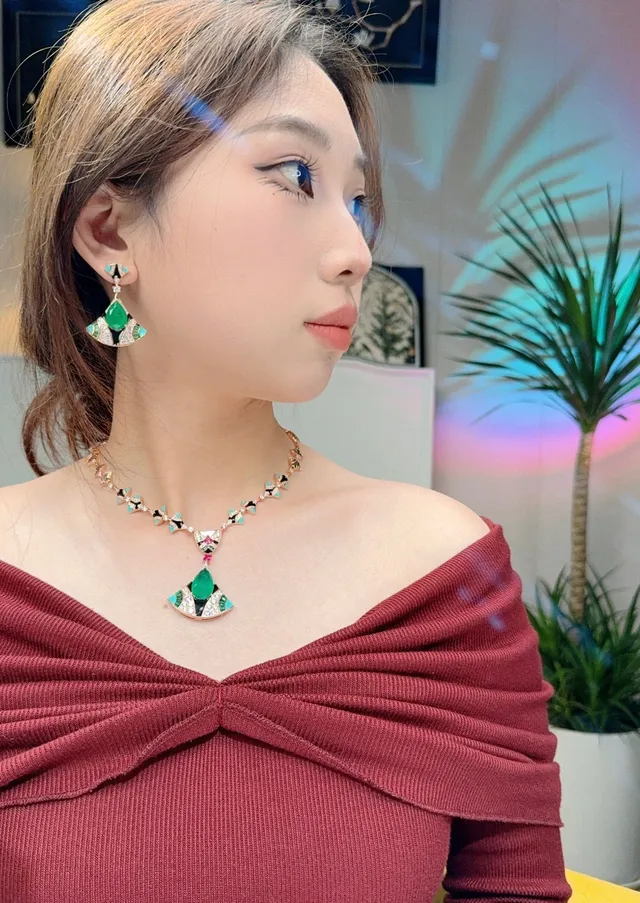 Fan-Motif Gemstone and Enamel Pendant Necklace 5