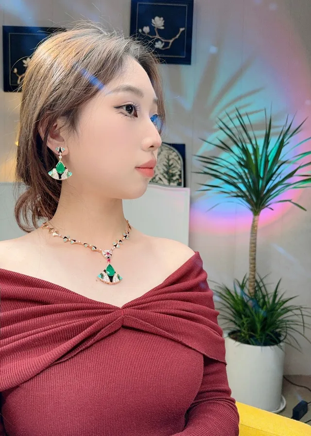 Fan-Motif Gemstone and Enamel Pendant Necklace 8