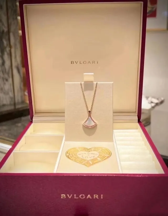 Fan-Shaped Pink Sapphire and Mother-of-Pearl Pendant Necklace 5