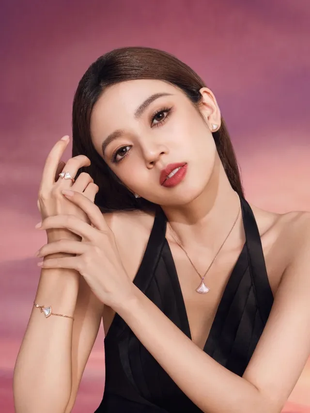 Fan-Shaped Pink Sapphire and Mother-of-Pearl Pendant Necklace 8