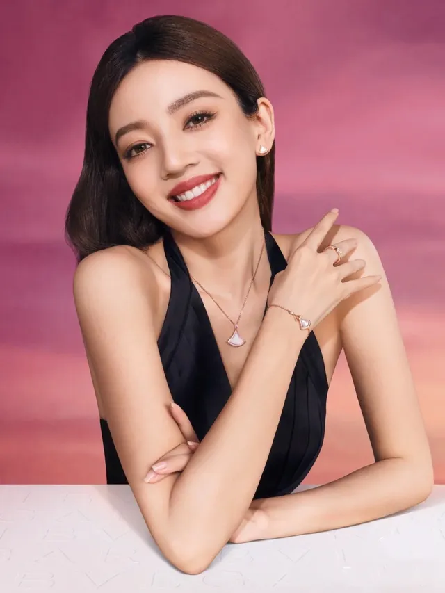 Fan-Shaped Pink Sapphire and Mother-of-Pearl Pendant Necklace 9