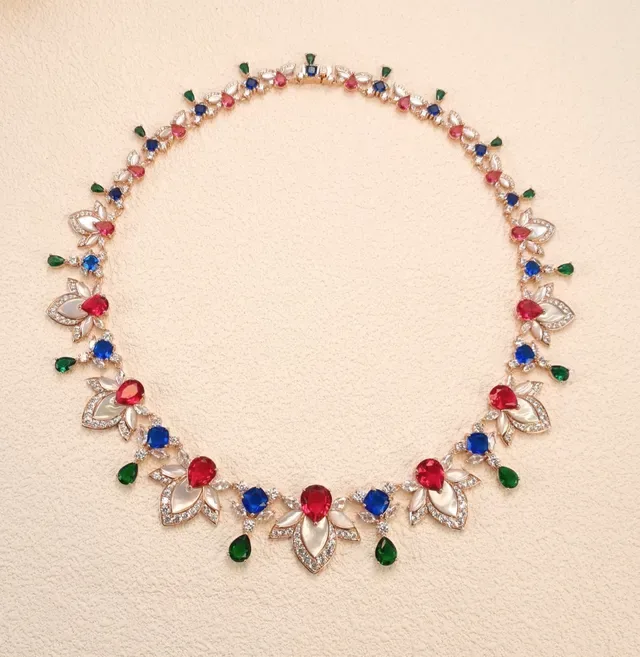 Colar com motivo floral em madrepérola multi-gemas 1