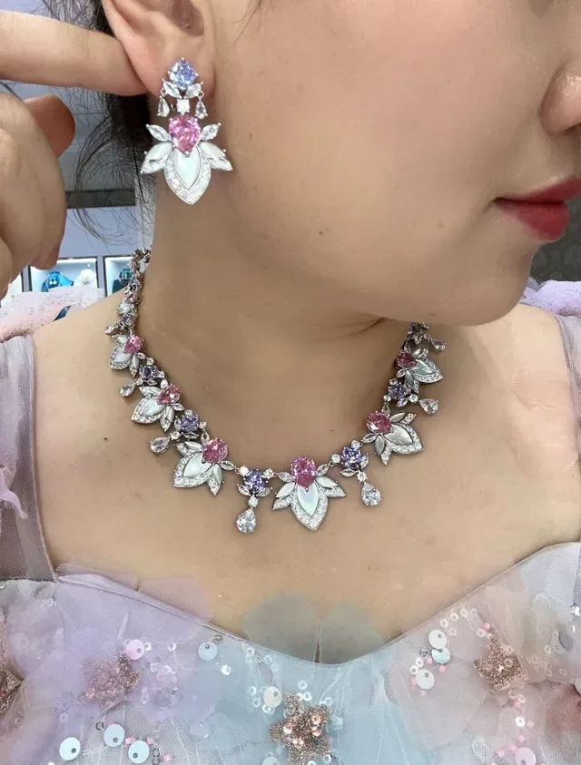 Colar com motivo floral em madrepérola multi-gemas 3