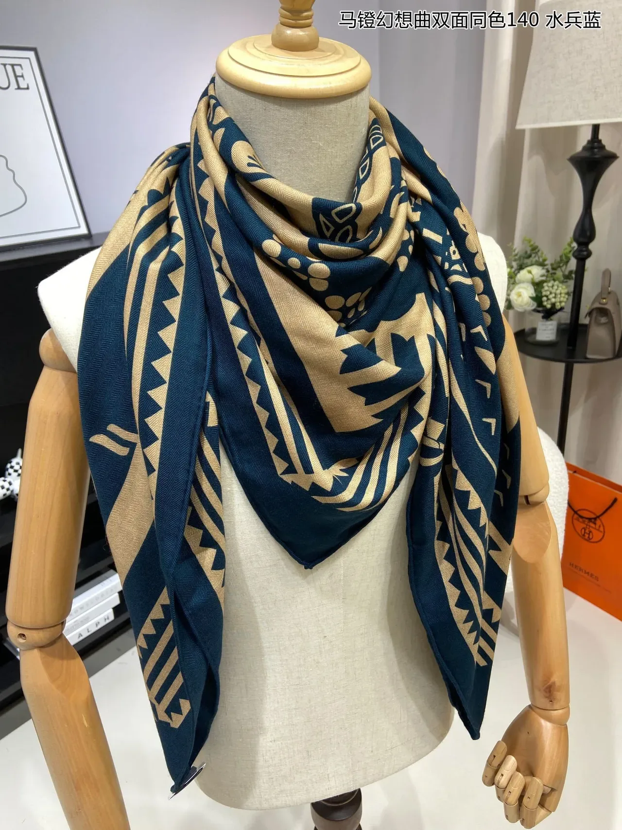 Xale impressão tribal geométrica navy e bege 5