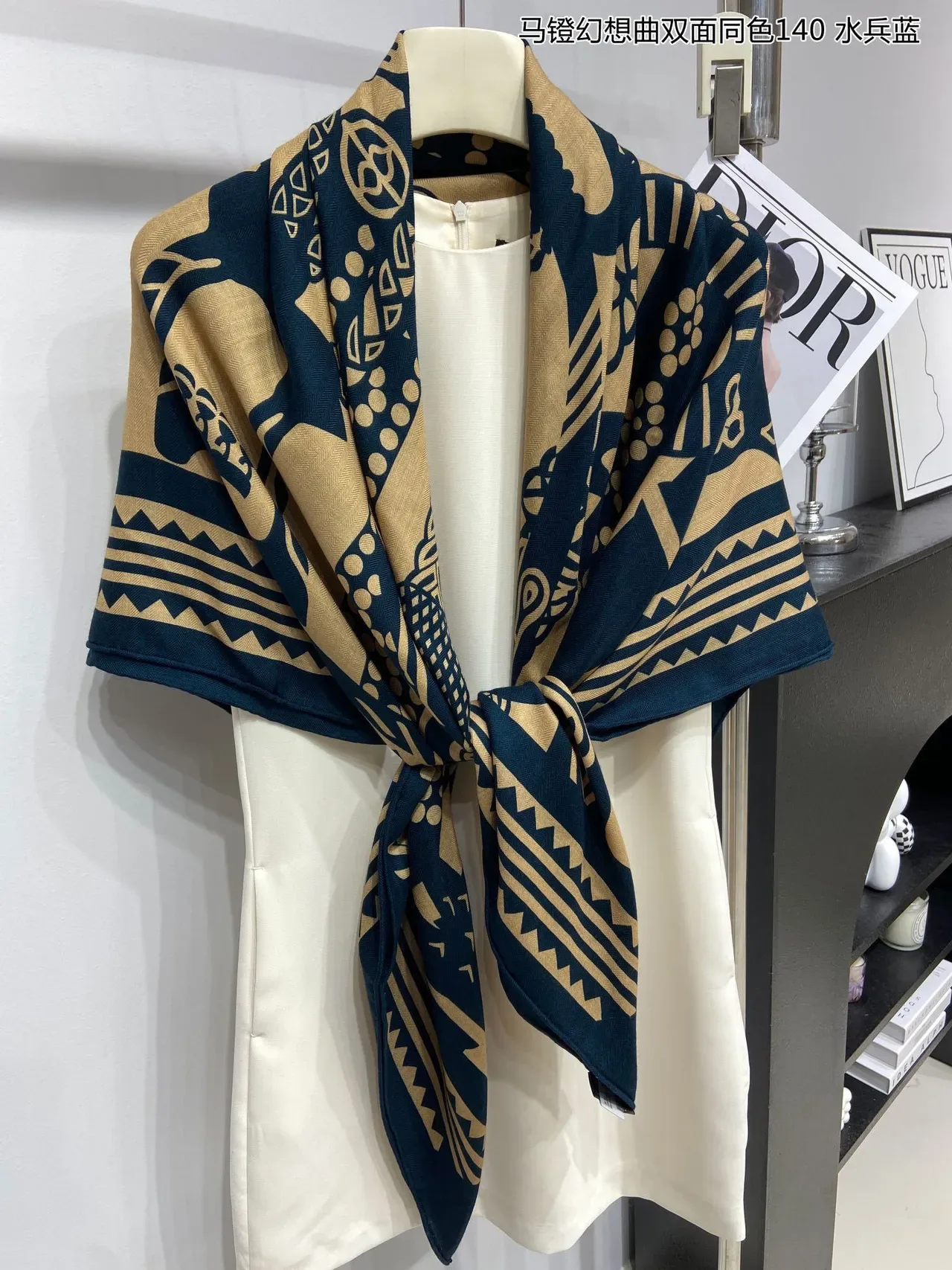 Xale impressão tribal geométrica navy e bege 8