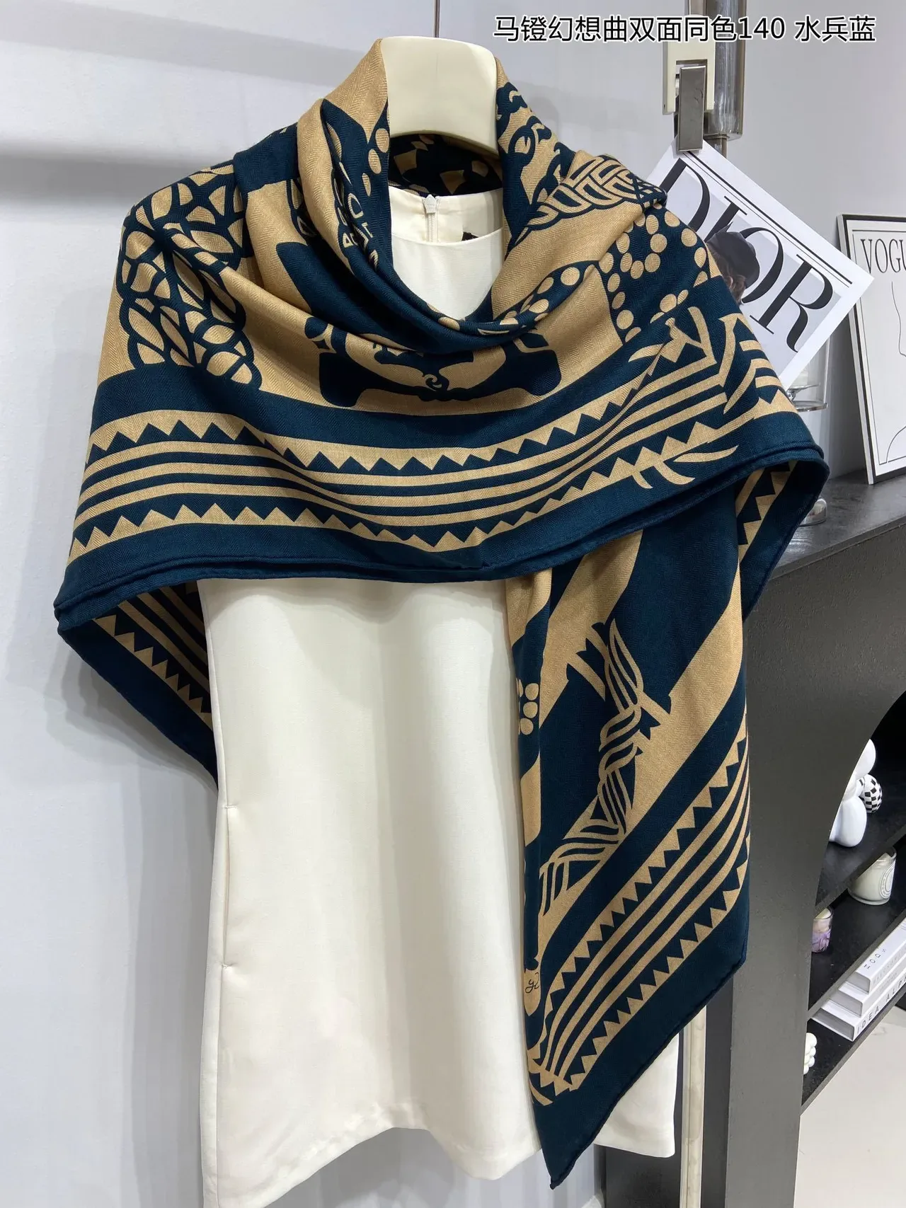 Xale impressão tribal geométrica navy e bege 9