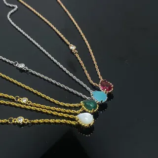 Colares de pendente de lágrima de uma única pedra com tons de ouro e prata