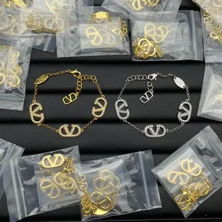 سوارات سلسلة بنبرة ذهبية وفضية مع تعليقة كريستال بشعار V-Logo