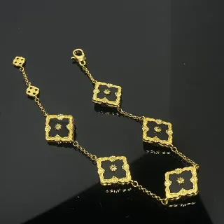 Pulsera de cadena de oro negro esmaltada con enlaces de cuatro hojas