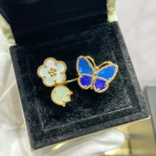 Broche de mariposa de esmalte con perlas azules y bisel en oro