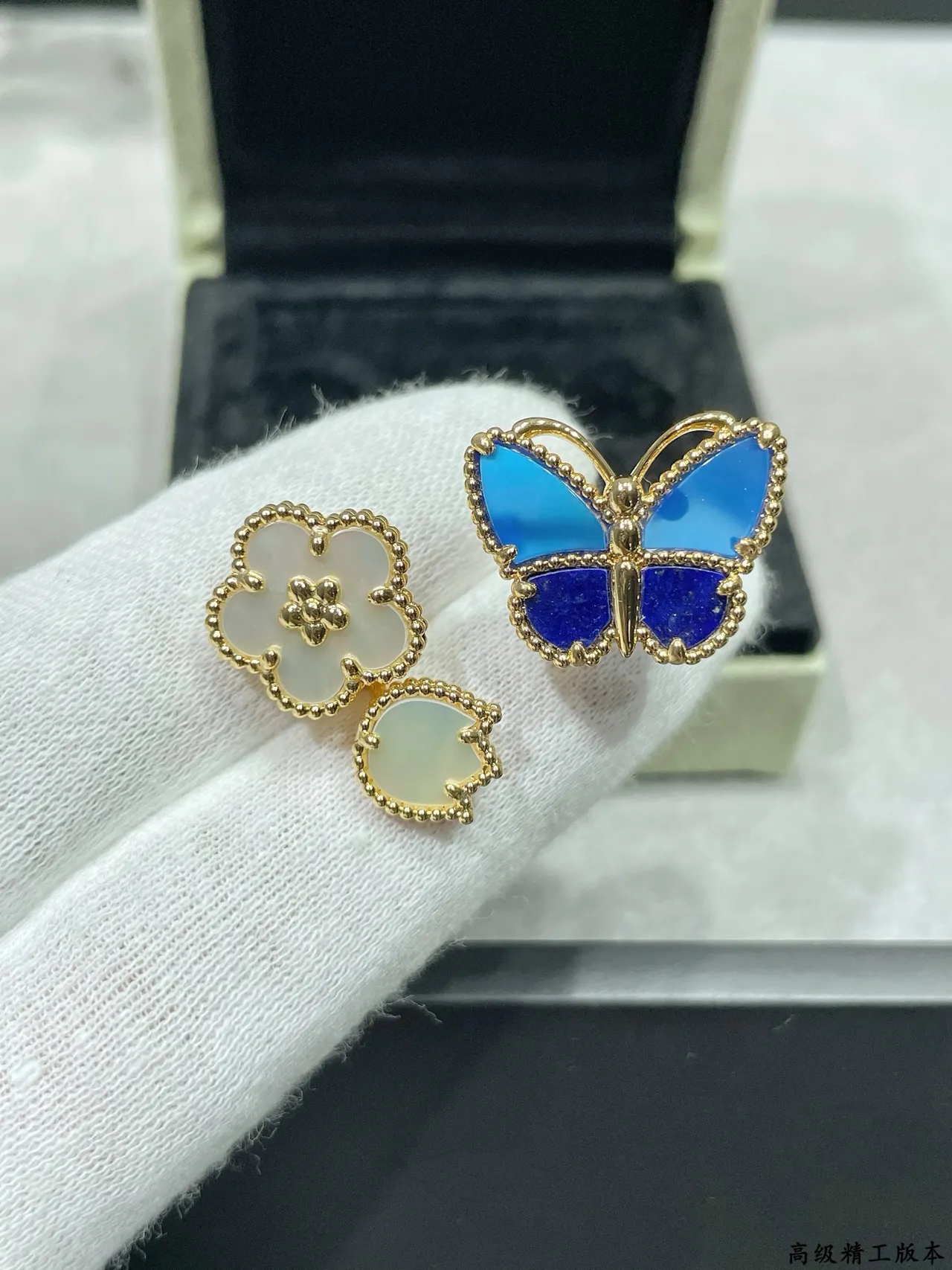 Broche de mariposa de esmalte con perlas azules y bisel en oro 3