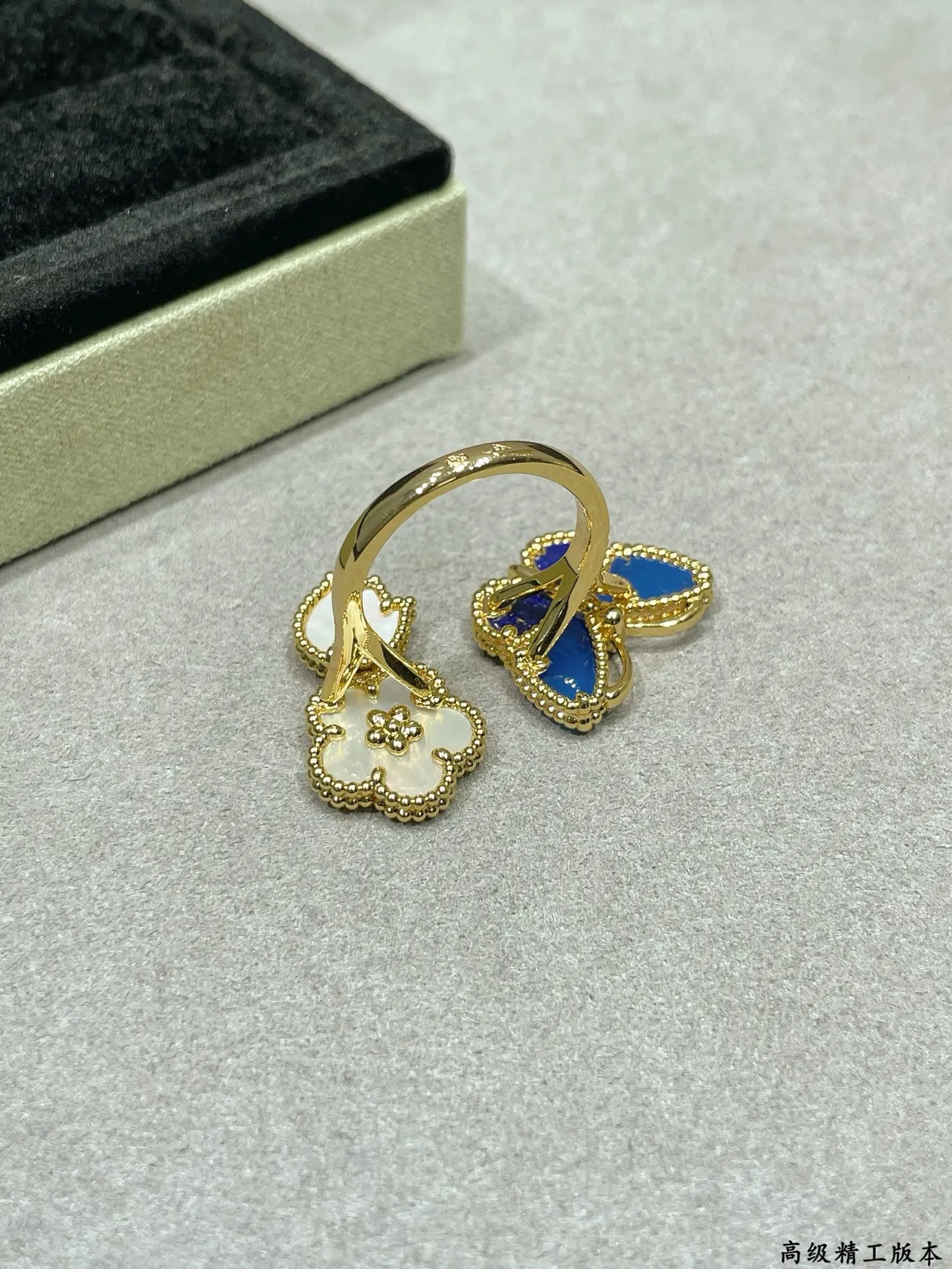 Broche de mariposa de esmalte con perlas azules y bisel en oro 4