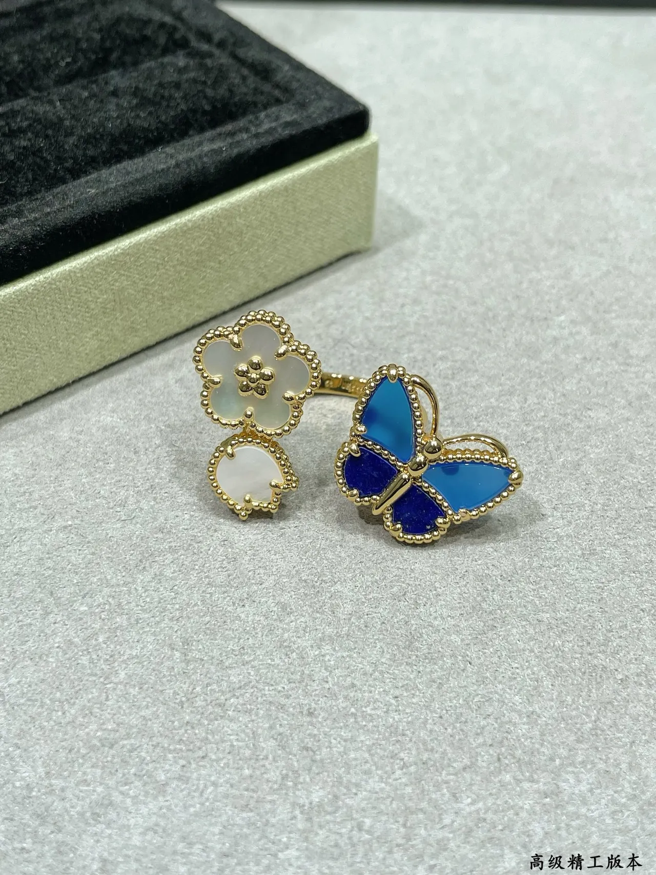 Broche de mariposa de esmalte con perlas azules y bisel en oro 5
