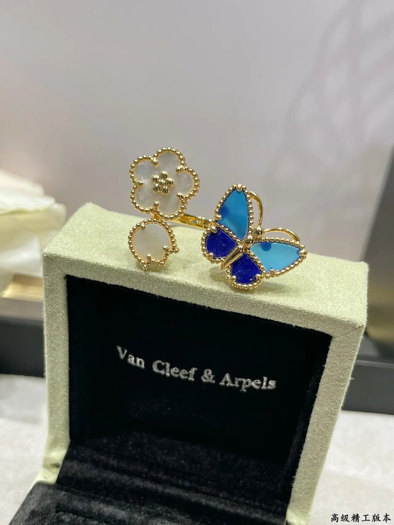 Broche de mariposa de esmalte con perlas azules y bisel en oro 6