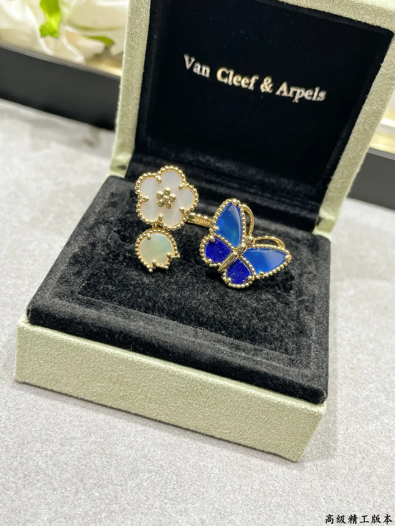 Broche de mariposa de esmalte con perlas azules y bisel en oro 7